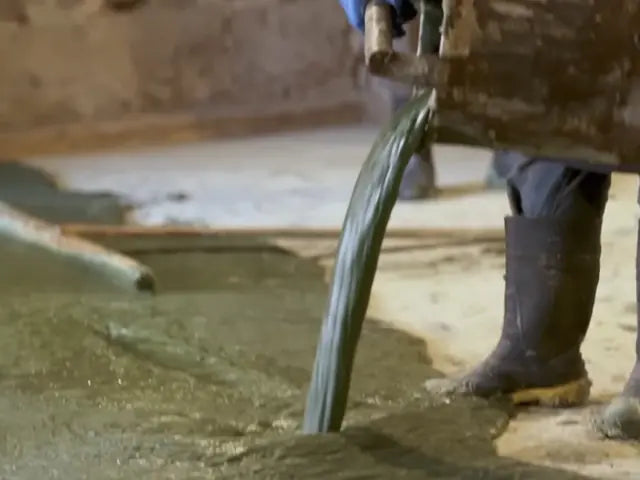 Karštas skystas muilas pilamas ant dirbtuvių grindų